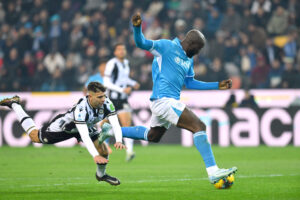 Romelu Lukaku sparker på mål for Napoli.