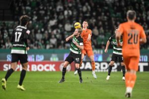 Morten Hjulmand i duel om bolden.