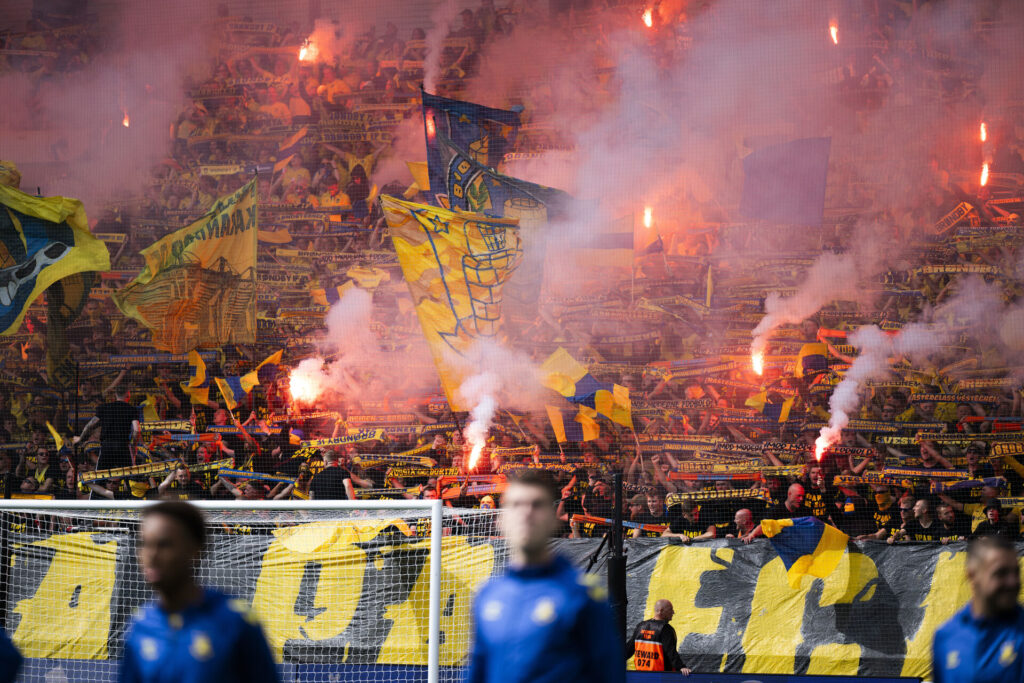 Brøndby-fans på udebaneafsnittet i kampen mellem F.C. København og Brøndby IF i Parken.