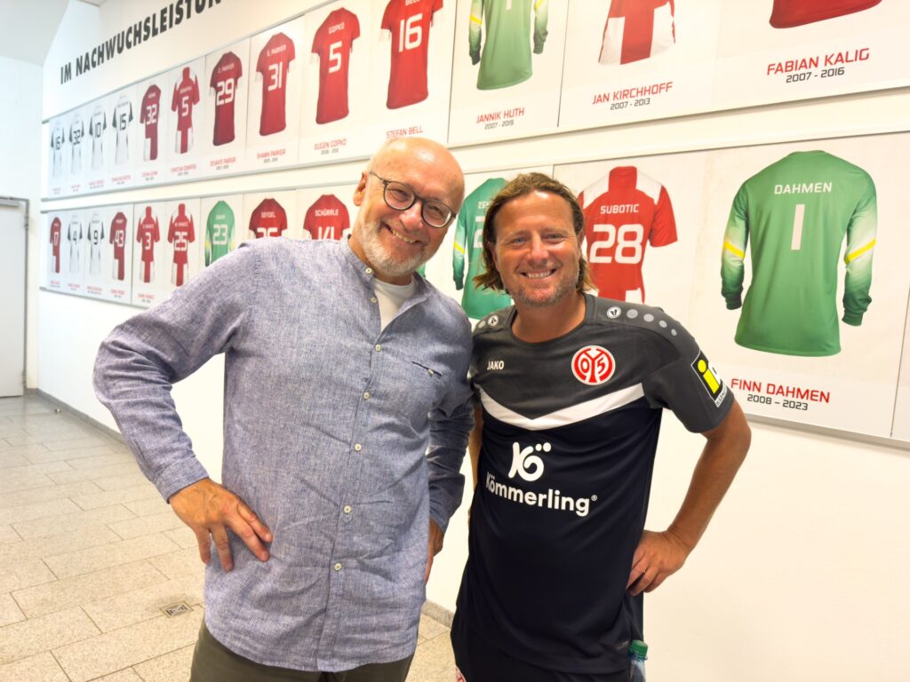 Kicker-journalist Michael Ebert og Bo Henriksen sammen.