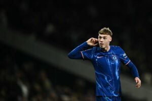 Cole Palmer sætter hånden op til øret efter en scoring for Chelsea