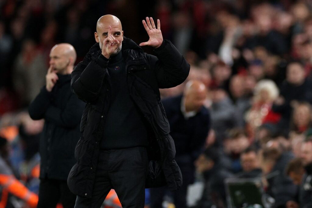 Pep Guardiola holder seks fingre oppe på Anfield.