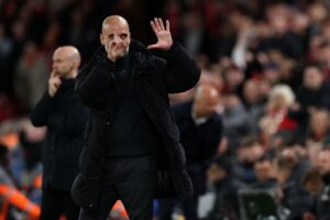 Pep Guardiola holder seks fingre oppe på Anfield.