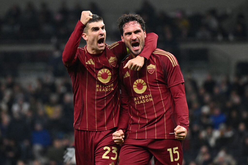 Mats Hummels og Gianluca Mancini fejrer en scoring for AS Roma.