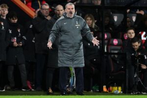 Ange Postecoglou råber af sine Tottenham-spillere.