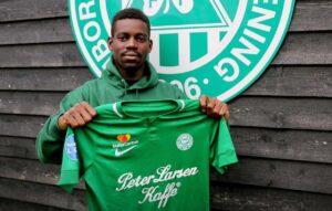 Bernio Verhagen poserer med en Viborg-trøje