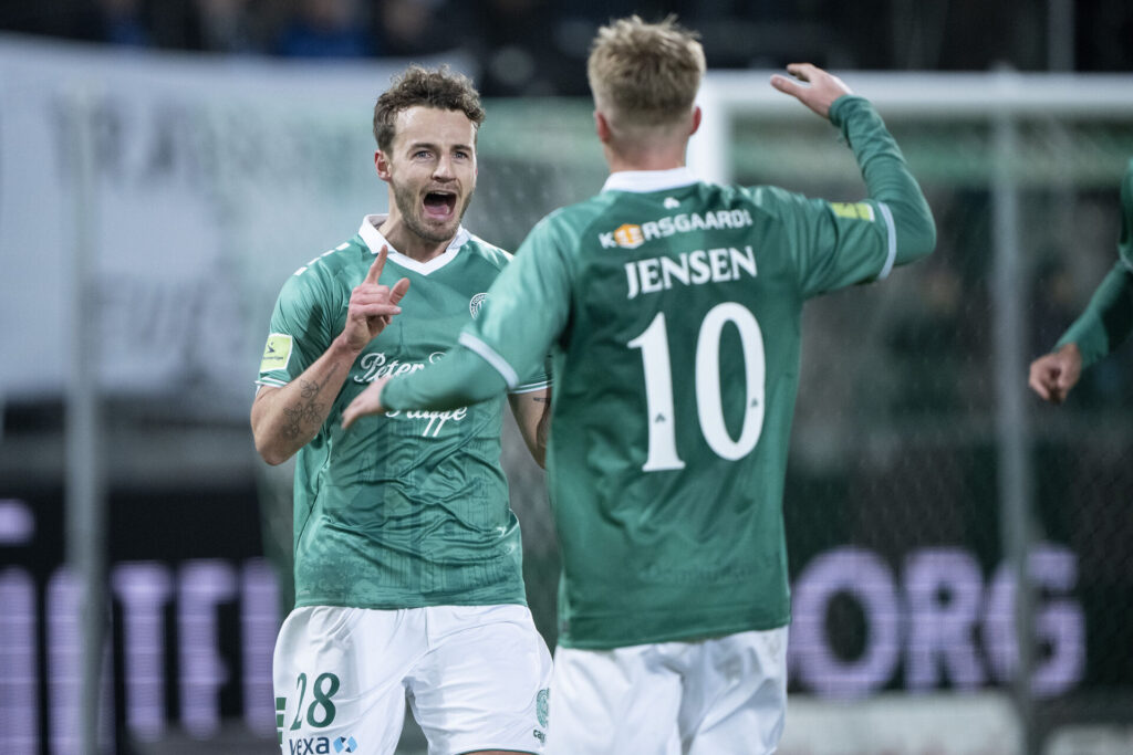 Viborgs Magnus Westergaard har scoret til 1-0 og jubler med Isak Steiner Jensen under DBU Pokal kvartfinalekampen mellem Viborg FF og Brabrand på Energi Viborg Arena fredag den 13. december 2024..