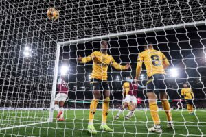 Wolves-spillerne ærgrer sig efter et selvmål mod Ipswich.