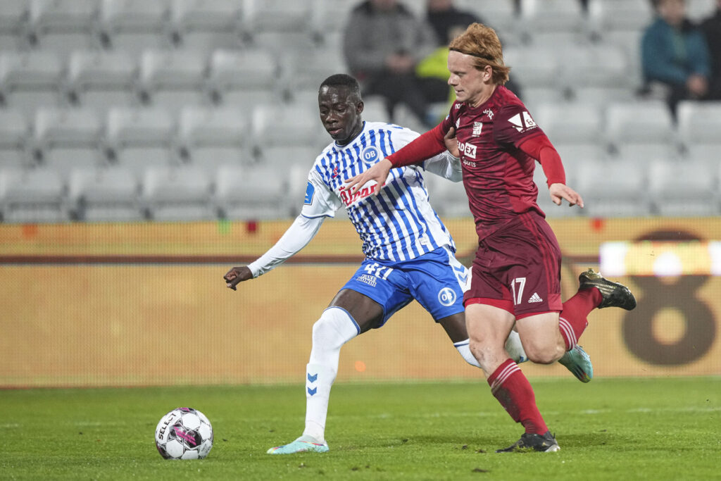 Yankuba Minteh (OB 40) mod Adam Sørensen (Lyngby 17) under superligakampen mellem OB og Lyngby på Nature Energi Park i Odense fredag den 21. oktober 2022.