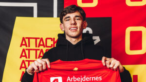 Matej Tuka står med FCN's trøje