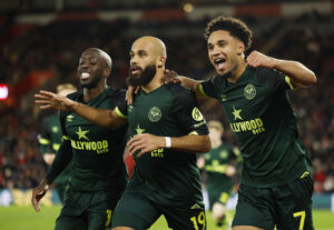 Kevin Schade jubler med Bryan Mbeumo og Yoane Wissa.