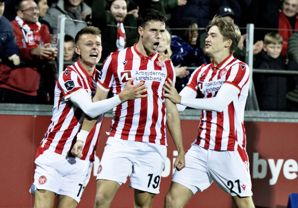 AaB-spillerne fejrer en scoring heriblandt John Iredale.