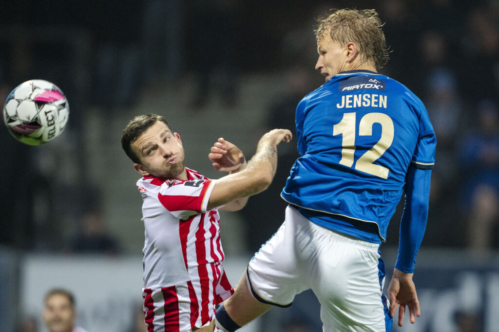 Magnus Jensen i en hovedstødsduel under en kamp mod AaB.