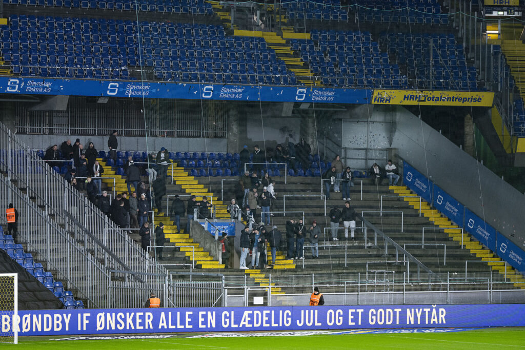 AGF's fans på Brøndby Stadions udebaneafsnit.