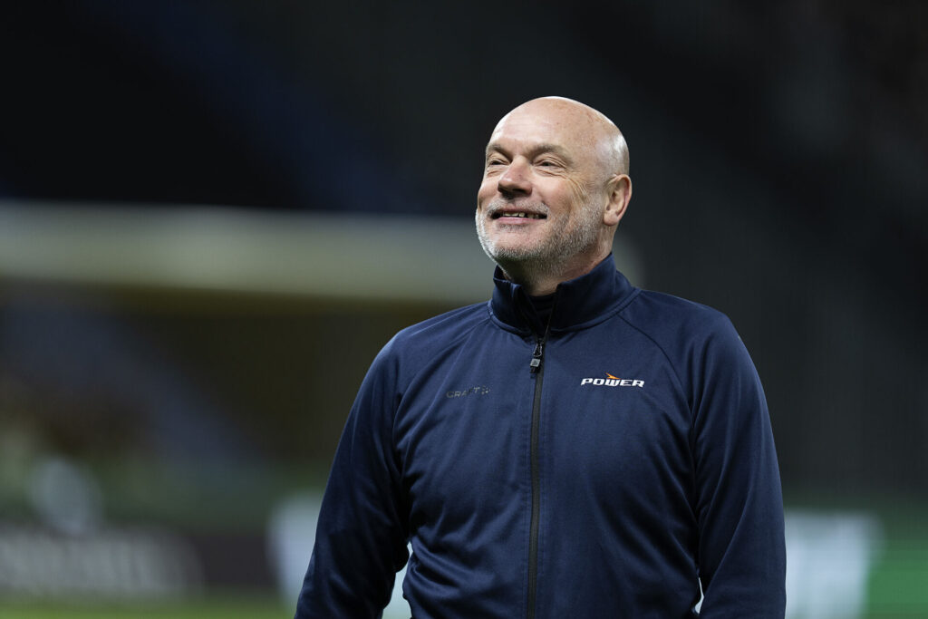 Uwe Rösler med et smil på læben inden pokalkampen mellem AGF og Brøndby.