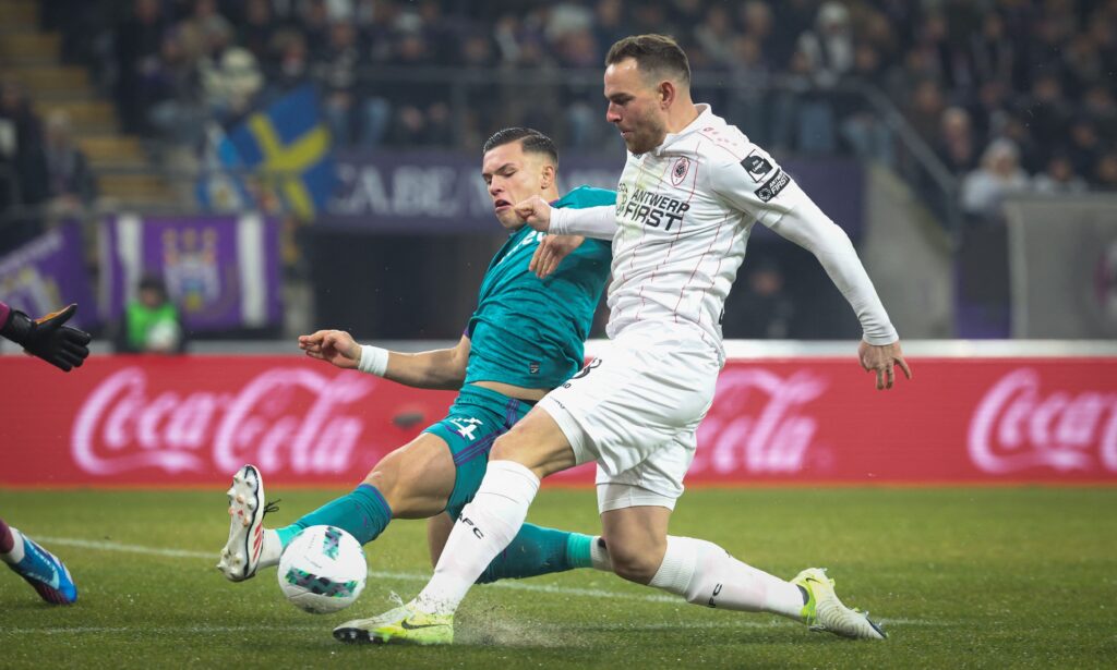 Anderlecht's Jan-Carlo Simic and Antwerp's Vincent Janssen fight for the ball during the 1/2 finals football match of the 'Croky Cup' Belgian soccer cup between RSC Anderlecht and Royal Antwerp on January 16, 2025 in Brussels. (Photo by VIRGINIE LEFOUR / Belga / AFP) / Belgium OUT