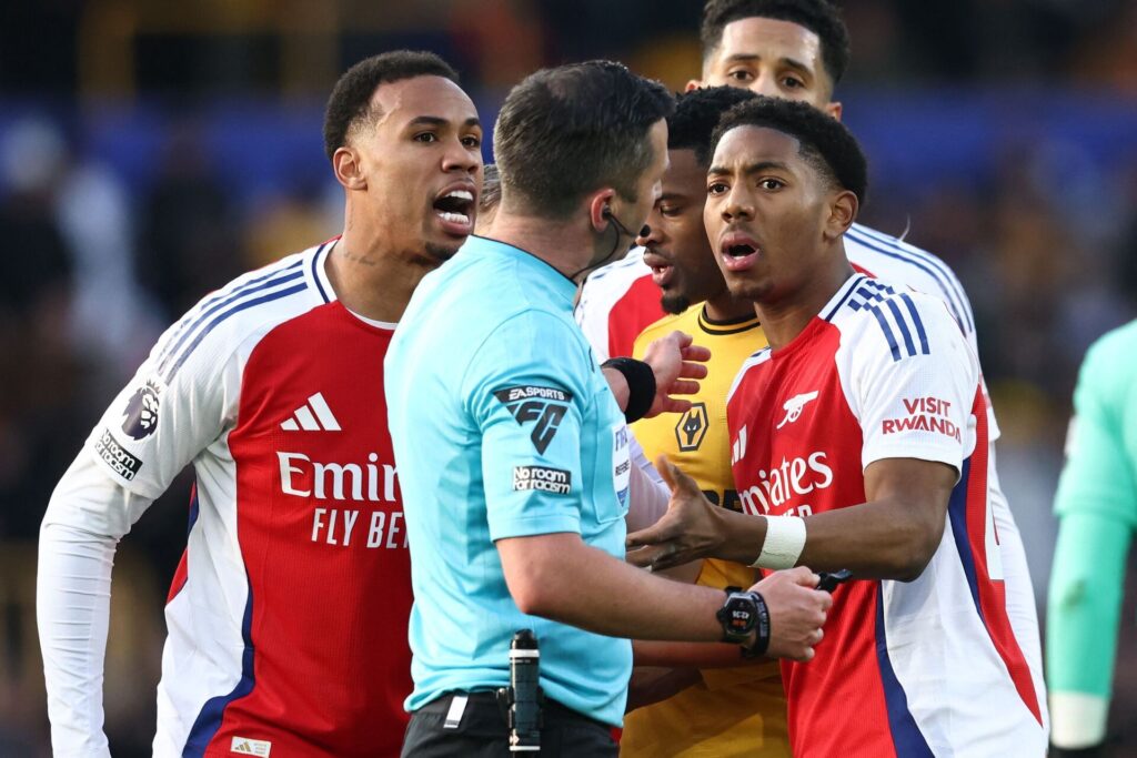 Michael Oliver sender Myles Lewis-Skelly af banen med et rødt kort under kampen mellem Wolves og Arsenal.