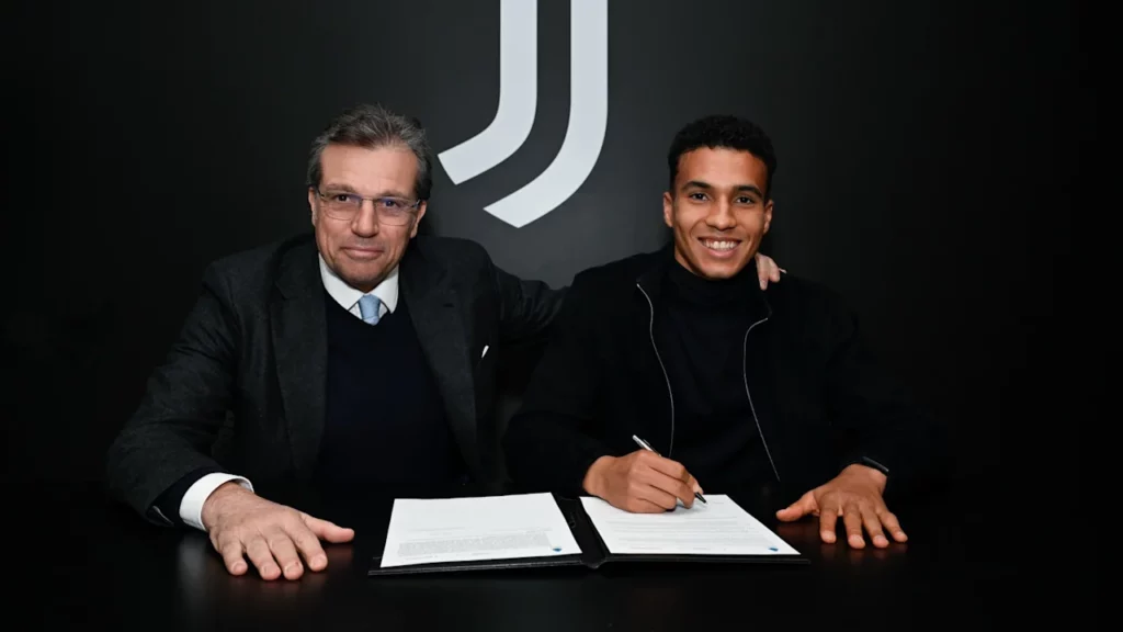 Alberto Costa skriver under med Juventus.