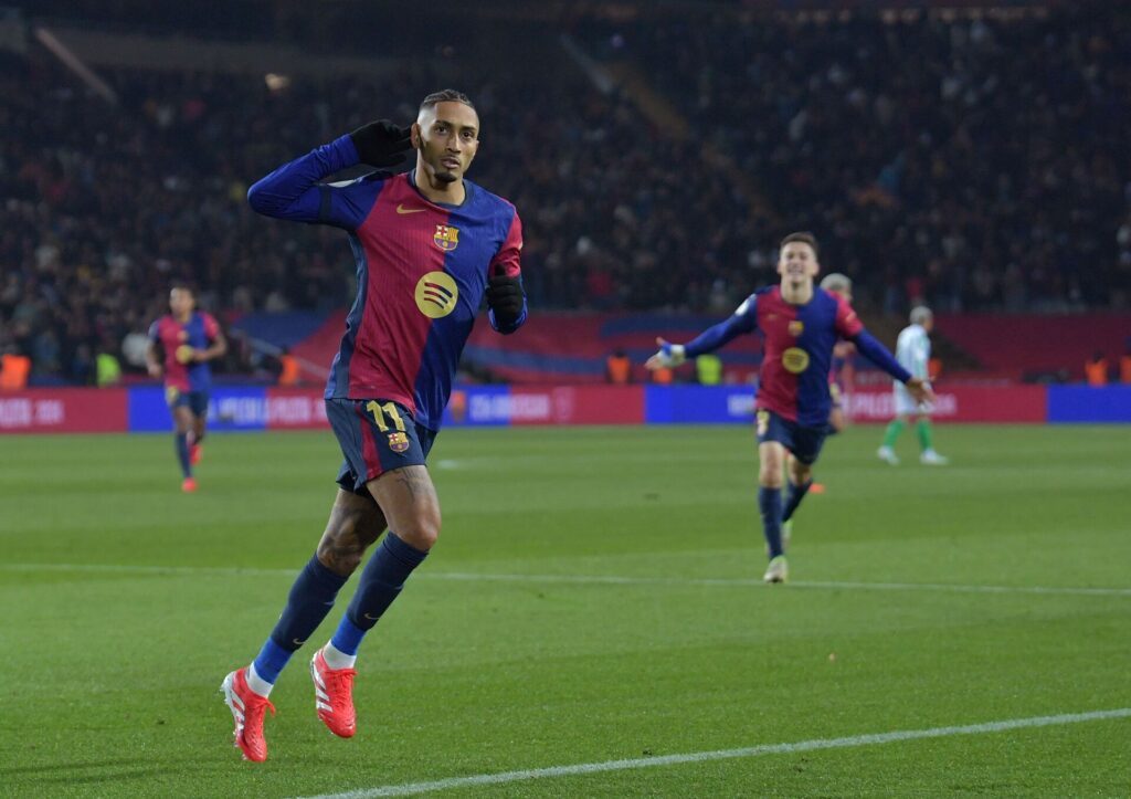 Raphinha fejrer en scoring for FC Barcelona.