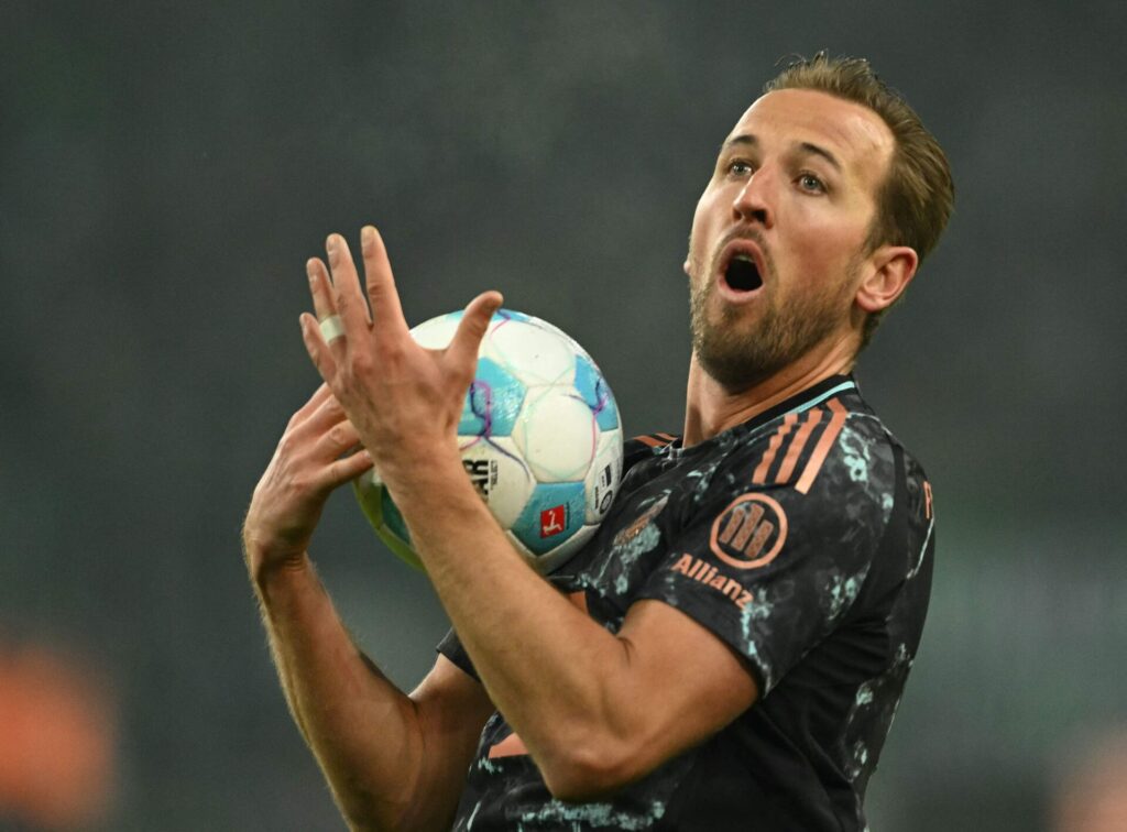 Harry Kane tæmmer bolden i kamp for Bayern.