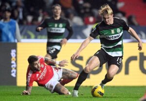 Conrad Harder dribler med bolden.