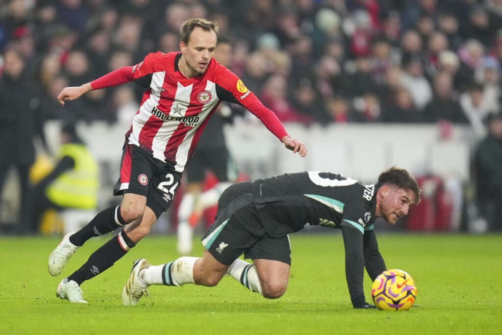 Mikkel Damsgaard under en kamp mellem Brentford og Liverpool.