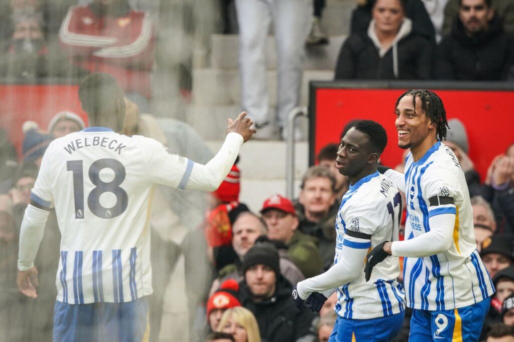 Yankuba Minteh fejrer sin scoring på Old Trafford mod Manchester United.