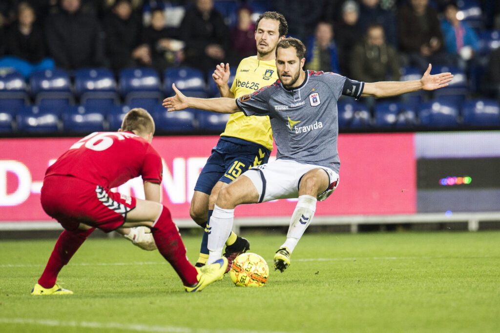 Aleksandar Jovanovic samler bolden op foran Niklas Backman.