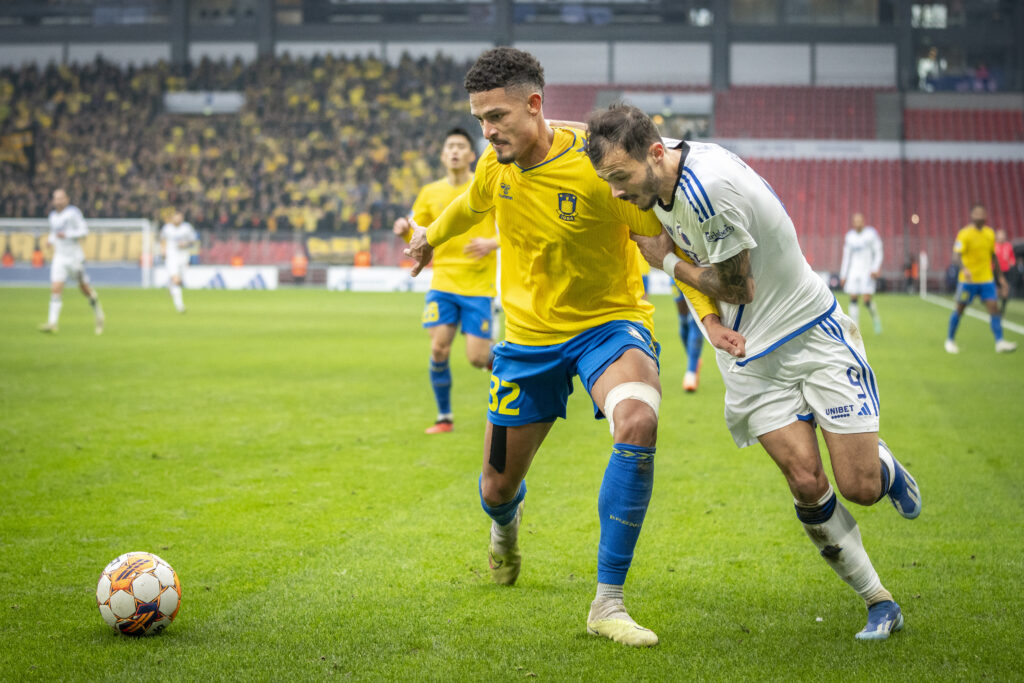 Brøndby IFs Frederik Alves Ibsen og FC Københavns Diogo Goncalves under 3F Superliga-kampen mellem FC København og Brøndby IF i Parken i København, søndag den 12. november 2023.