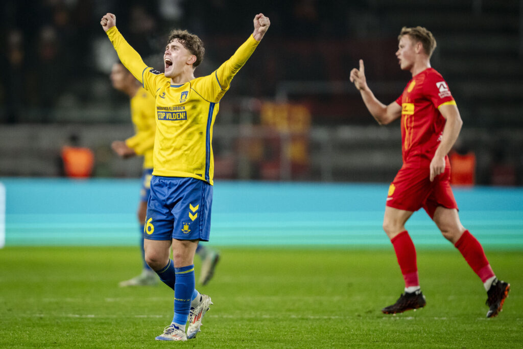 Mathias Kvistgaarden med armene i vejret under en kamp for Brøndby.