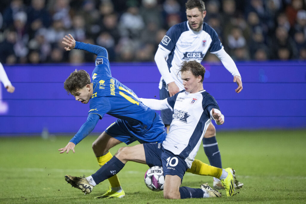 AGF's Mads Emil Madsen forsøger at erobre bolden.