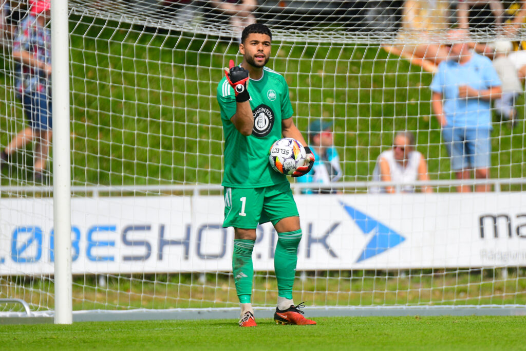 Aarhus Fremad målmand Benicio Pená dirigerer med bolden i hånden.