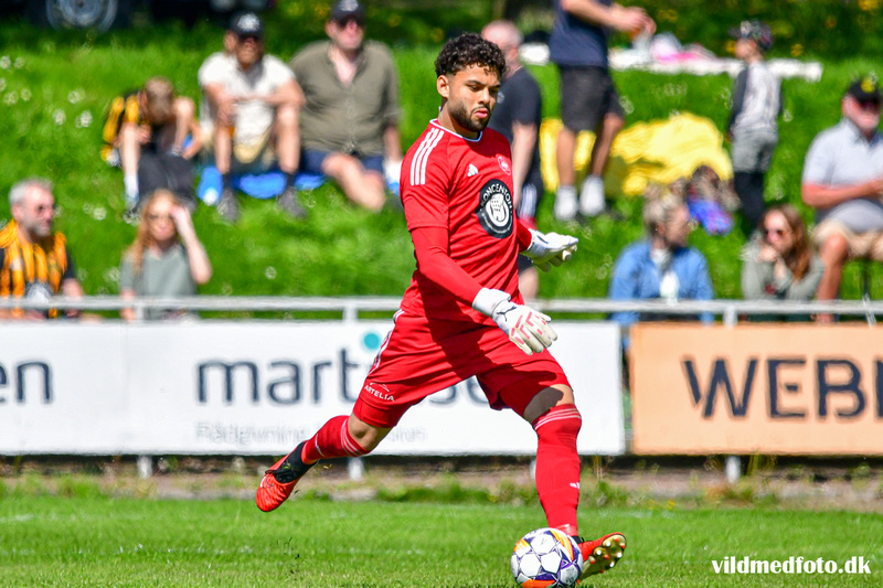 Aarhus Fremad-målmand Benicio Pená sparker til bolden.