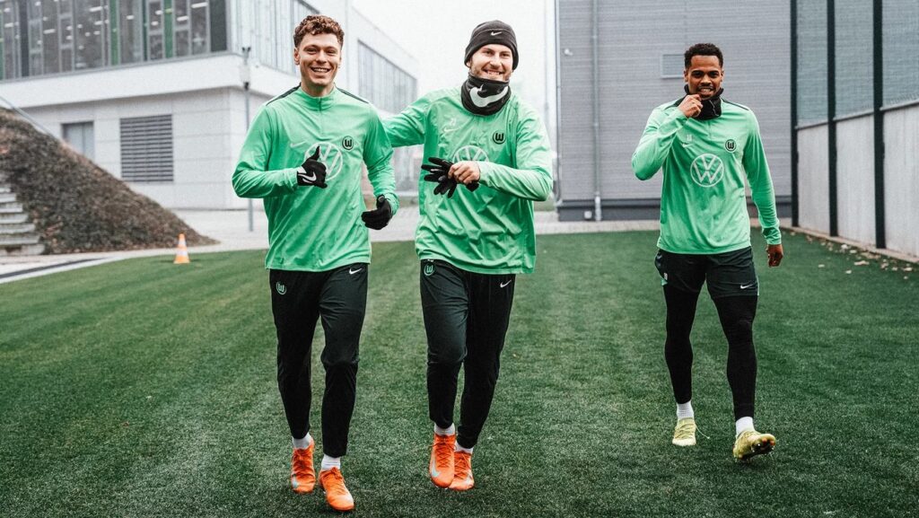 Andreas Skov Olsen ankommer til sin første træning i Wolfsburg med Jonas Wind.