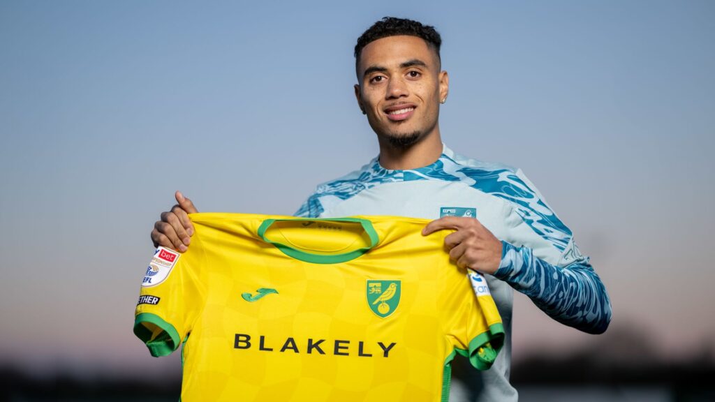 Lewis Dobbin præsenteres på en lejeaftale i Norwich.