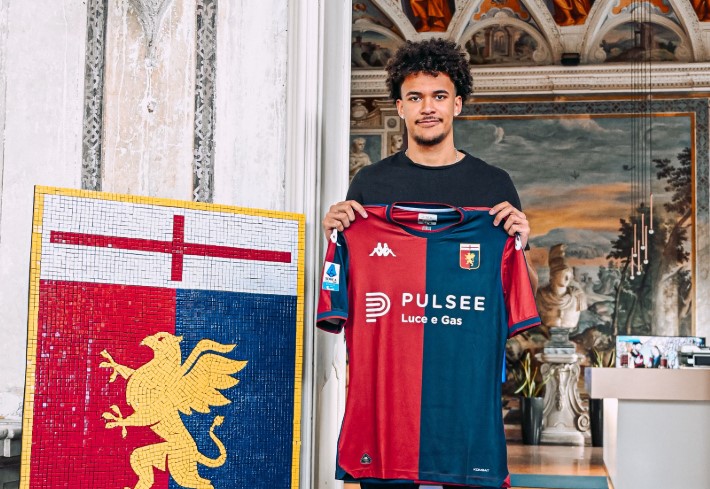 Sebastian Otoa præsenteres i Genoa.