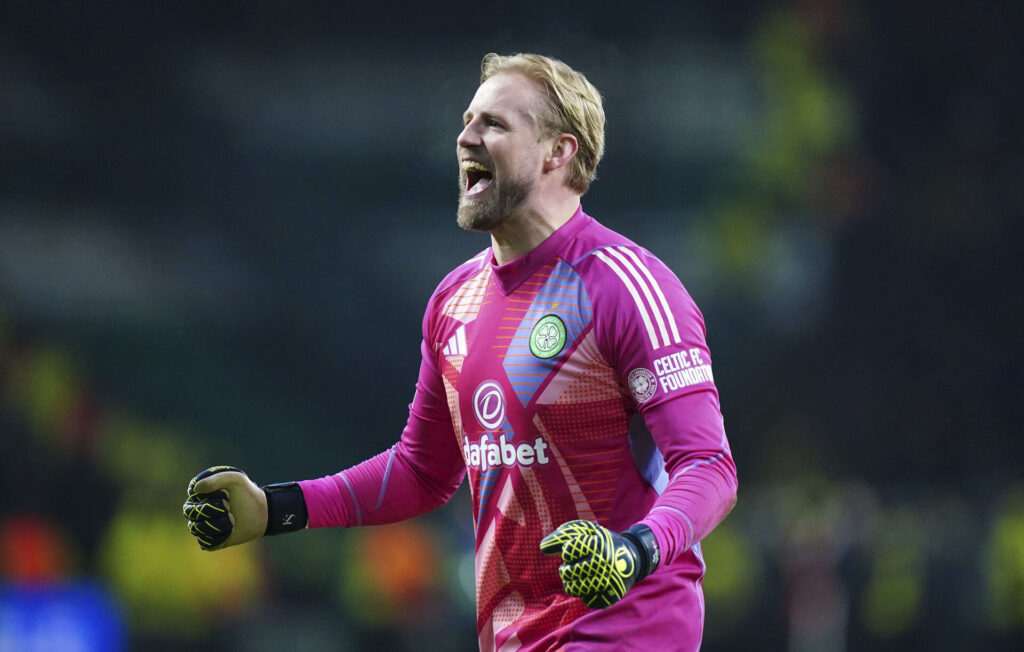 Kasper Schmeichel modtager ros efter endnu et clean sheet.