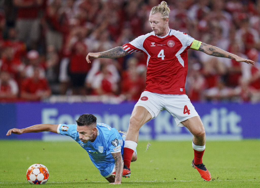 Simon Kjær i en nærkamp med en San Marino-spiller.