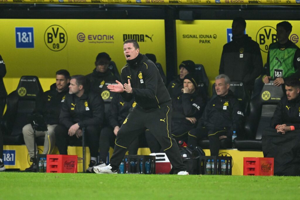 Mike Tullberg på sidelinjen for Dortmund.