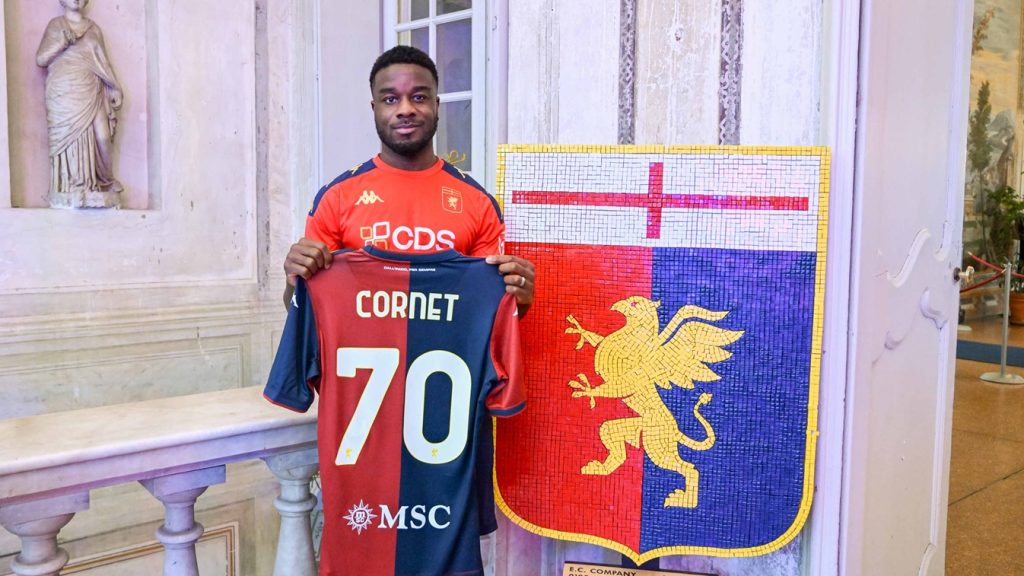 Maxwell Cornet med sin nye klubs trøje i Genoa.