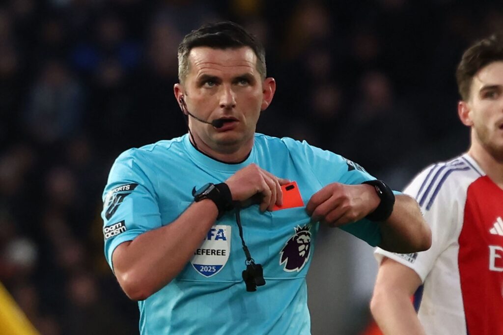 Michael Oliver tager sit røde kort i lommen under kampen mellem Wolves og Arsenal.