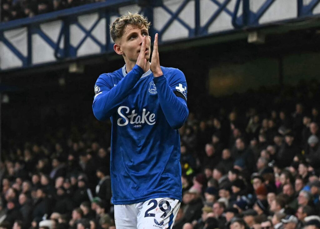 Jesper Lindstrøm klapper ud til publikum på Goodison Park.