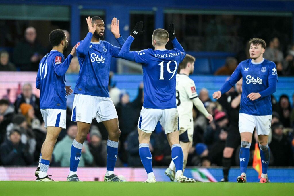 Beto fejrer en scoring for Everton.