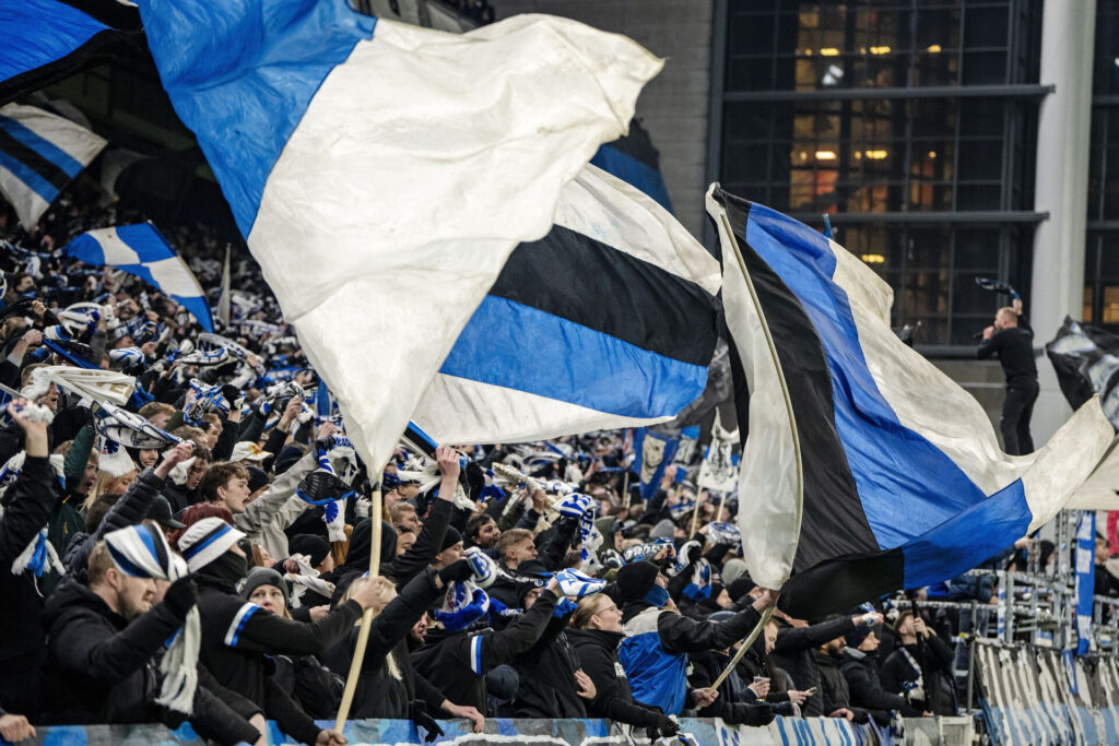 F.C. Københavns fans flager med flag.