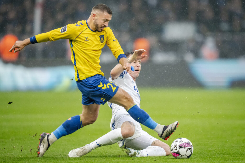 FC Københavns Lukas Lerager og Brøndby IFs Josip Radosevic under 3F Superliga-kampen mellem Brøndby IF og FC København på Brøndby Stadion, søndag den 27. oktober 2024