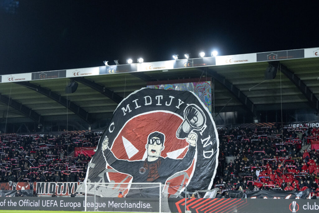 FC Midtjyllands fans med en stor tifo på MCH Arena.