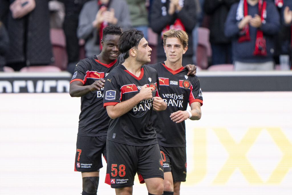 FC Midtjyllands Aral Simsir har udlignet til 1-1 og fejrer det med Franculino Dju og Valdemar Byskov under superligakampen mellem FC Midtjylland og Viborg FF på MCH Arena i Herning søndag den 29. september 2024.