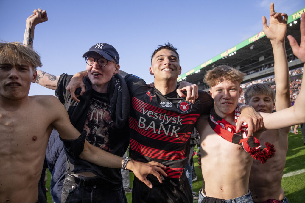 FC Midtjyllands Emiliano Martinez fejrer mesterskabet med fansene efter superligakampen mellem FC Midtjylland og Silkeborg IF på MCH Arena i Herning søndag den 26. maj 2024.