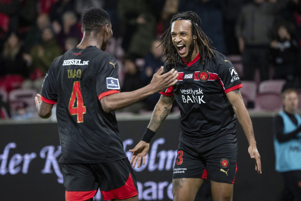 Kevin Mbabu efter en scoring for FC Midtjylland.