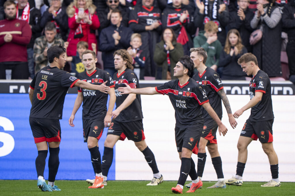 FC Midtjylland fejrer en scoring af Aral Simsir.